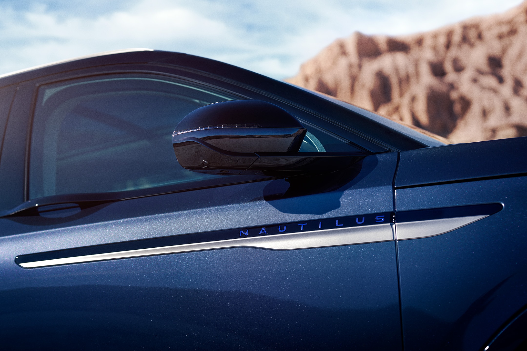 Los espejos retrovisores laterales de una SUV Lincoln Nautilus® 2024 están en posición extendida.