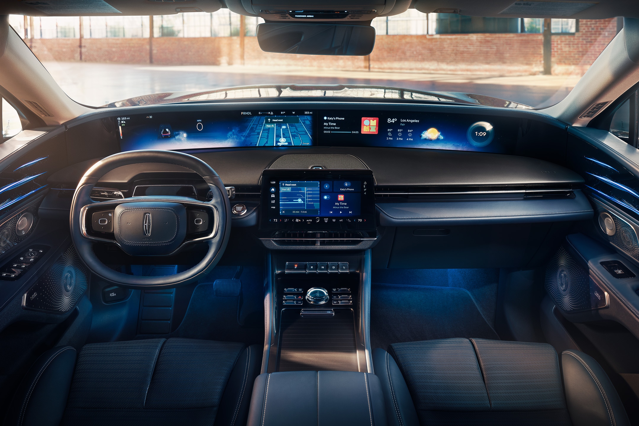 El conductor de una SUV Lincoln Nautilus® 2024 se muestra interactuando con la nueva experiencia digital Lincoln.