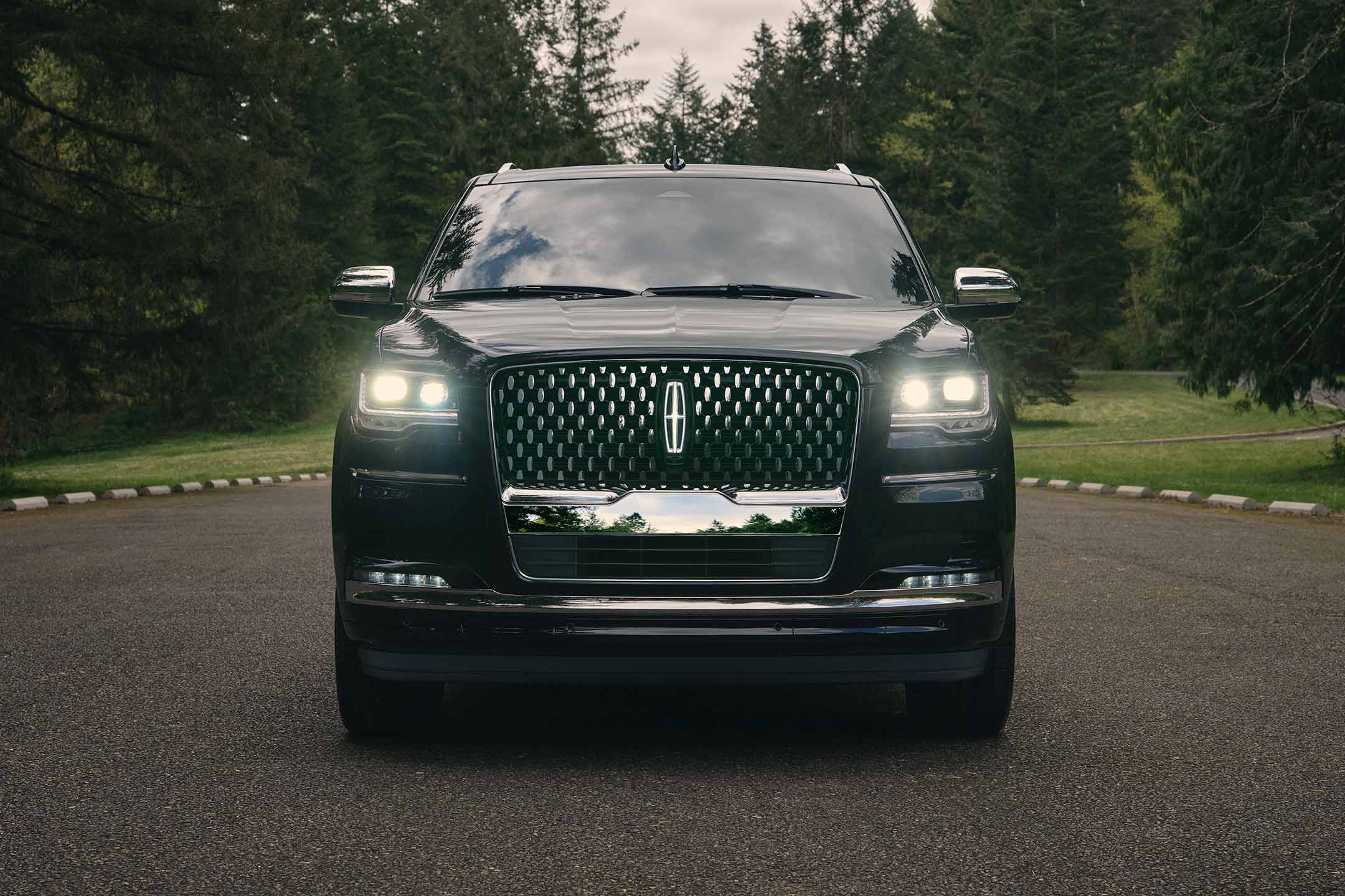 La estrella iluminada de Lincoln disponible en la parrilla de una Lincoln Black Label causa una gran impresión brillante entre los faros delanteros LED.