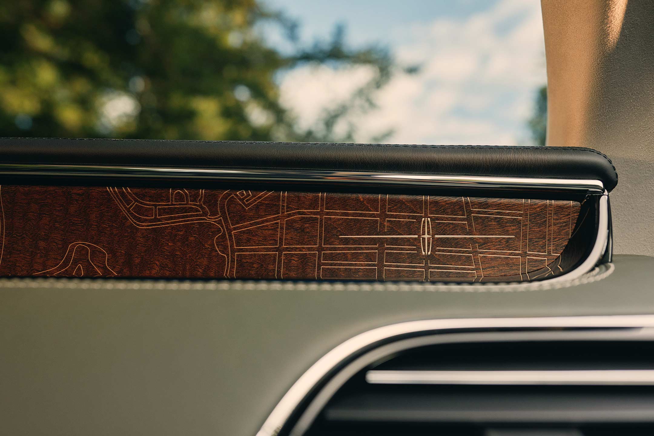 Las incrustaciones en madera grabadas en láser en el tablero muestran senderos de Central Park y el logotipo de Lincoln.