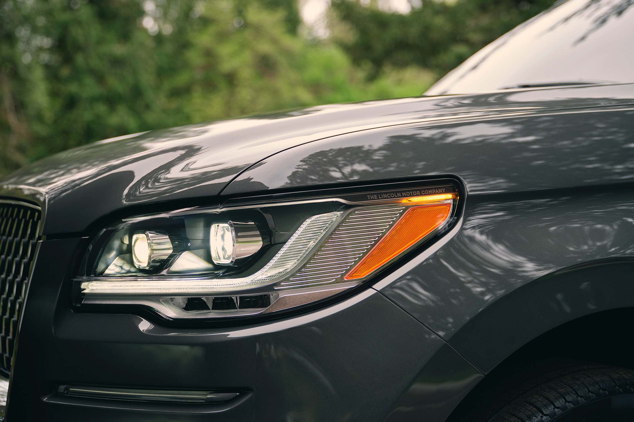 Los faros delanteros LED de una SUV Lincoln Black Label Navigator® 2024 muestran líneas dinámicas y una forma audaz.