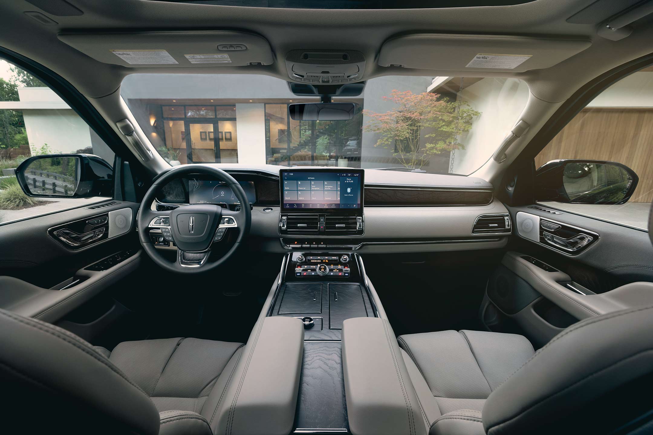 En la cabina delantera de una SUV Lincoln Navigator® 2024, se destaca el diseño cómodo y deliberado.