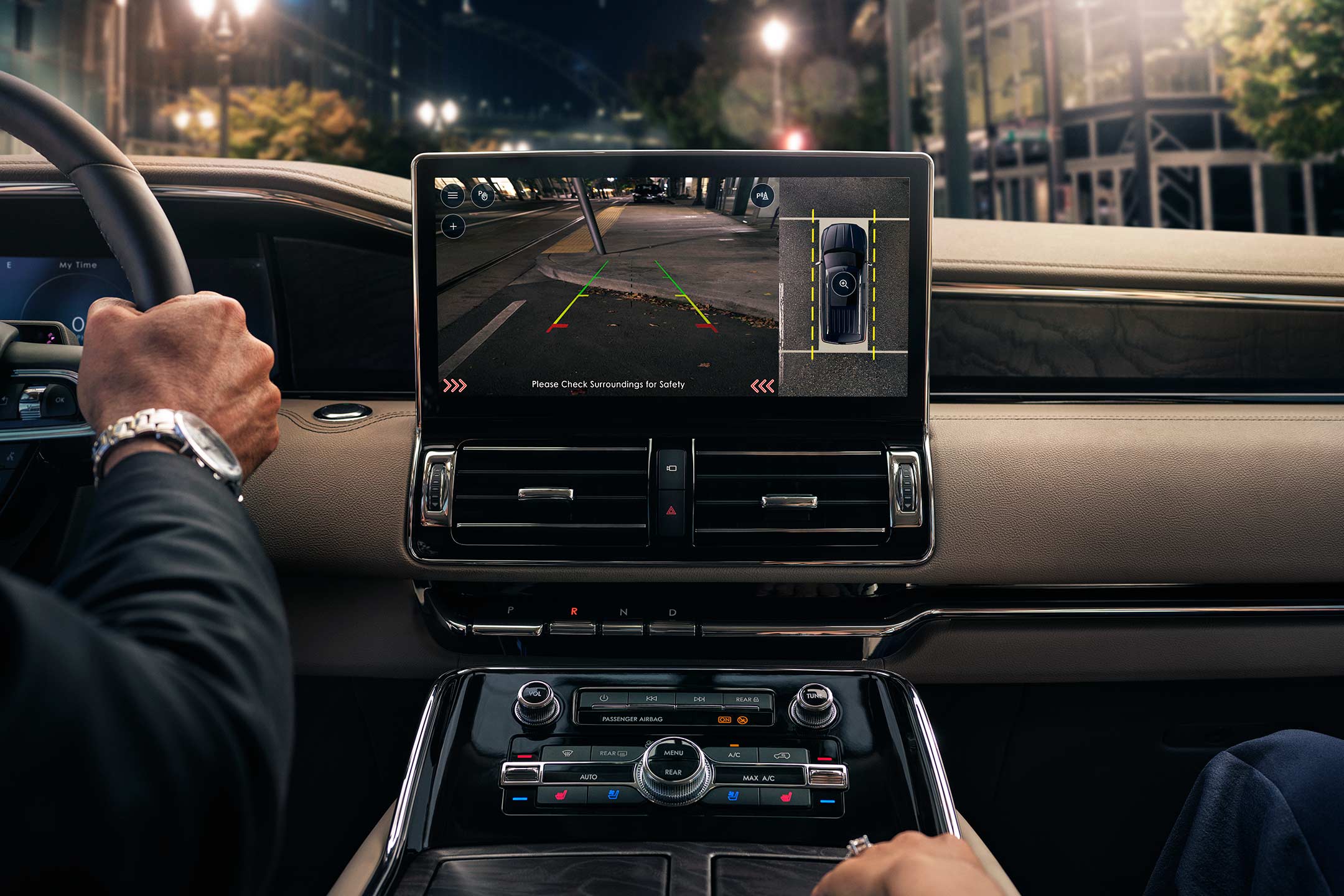 La pantalla para la cámara de 360 grados en la pantalla central muestra la vista trasera y superior del vehículo.