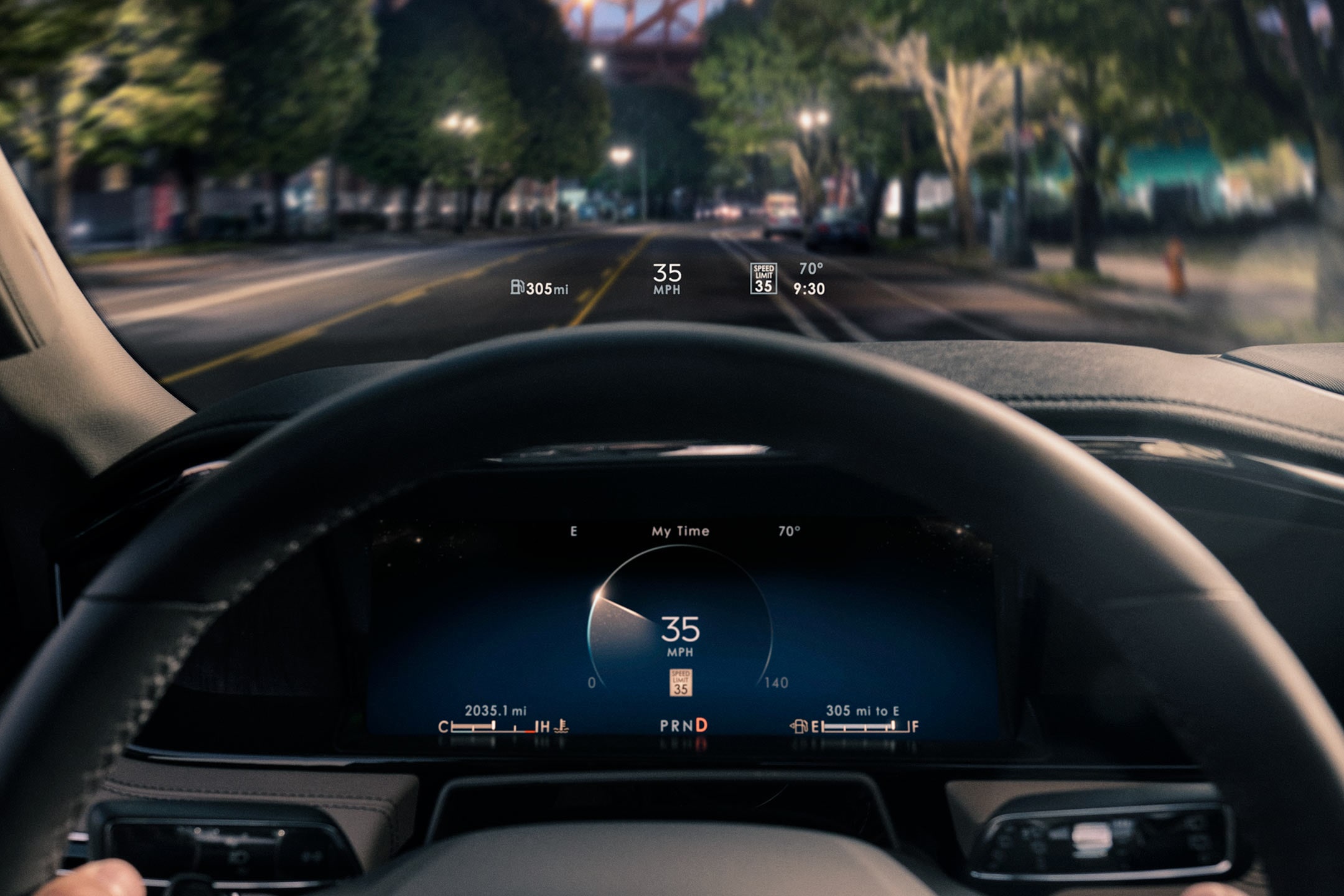 La pantalla frontal proyecta información básica para el conductor sobre el volante.
